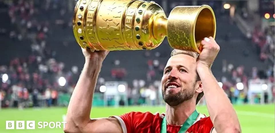 Jugador levantando trofeo tras ganar el torneo