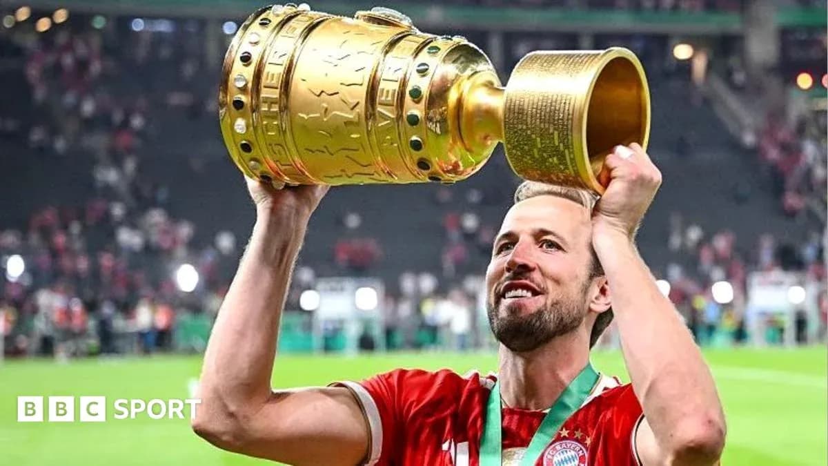 Jugador levantando trofeo tras ganar el torneo