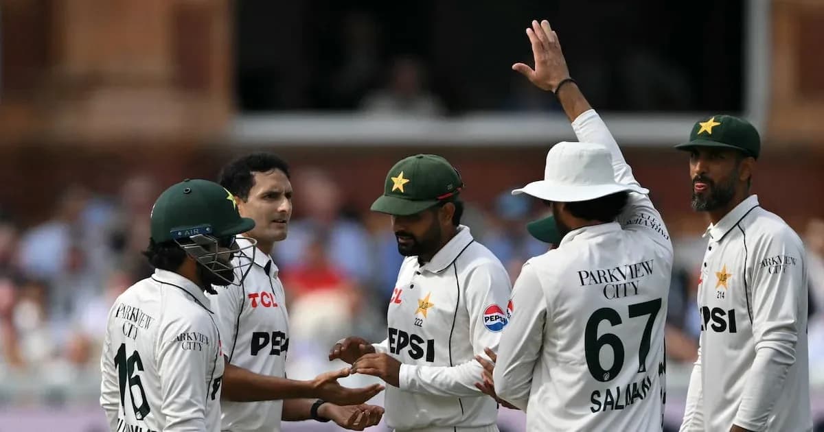 Jugadores de Pakistán celebrando un wicket en partido