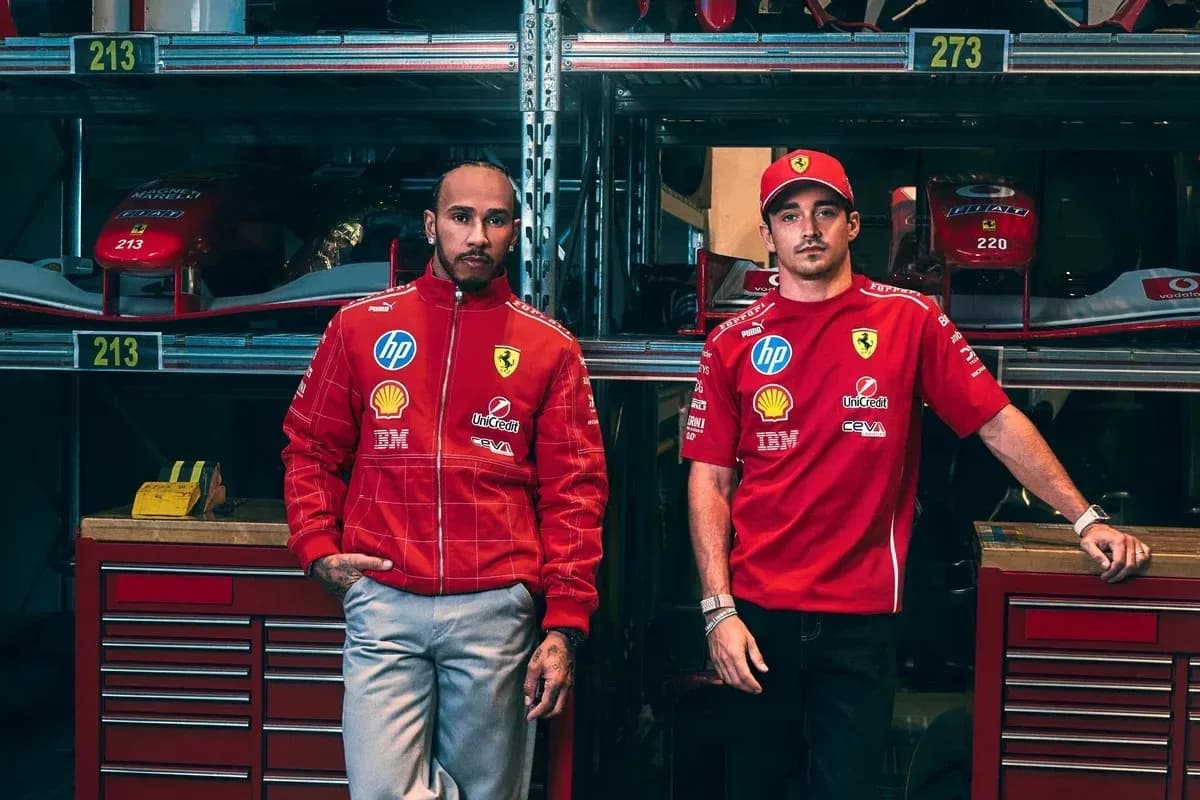 Lewis Hamilton y Charles Leclerc en taller de Ferrari