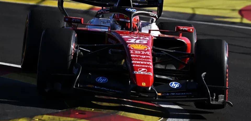 Coche de Fórmula 1 de Ferrari en curva