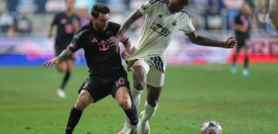 Jugadores disputando el balón en un partido