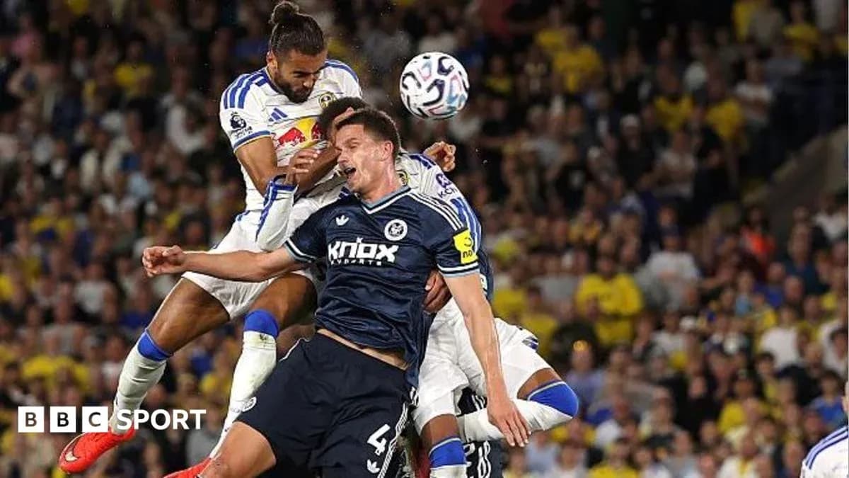 Jugadores compitiendo por el balón en el aire
