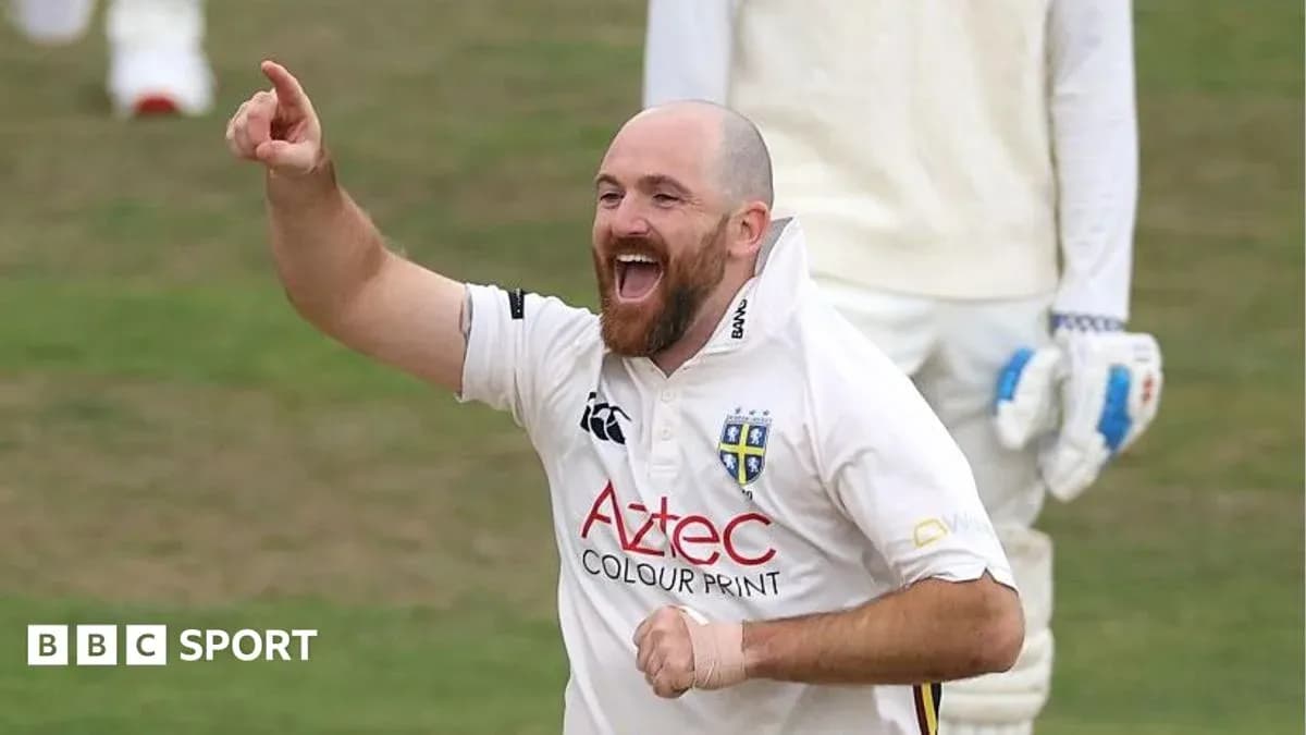 Jugador de cricket celebrando un wicket en el campo