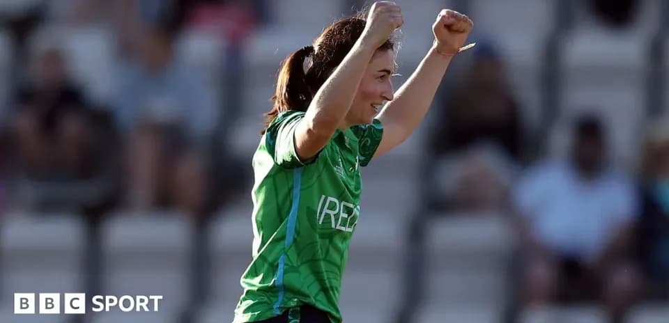 Jugadora de Irlanda celebrando con los brazos en alto