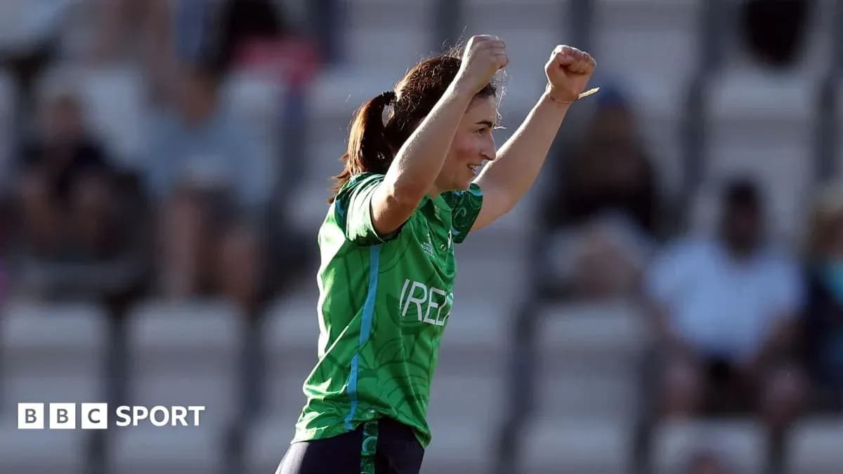 Jugadora de Irlanda celebrando con los brazos en alto