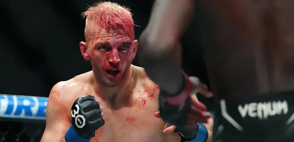 Luchador con sangre en la cara durante combate