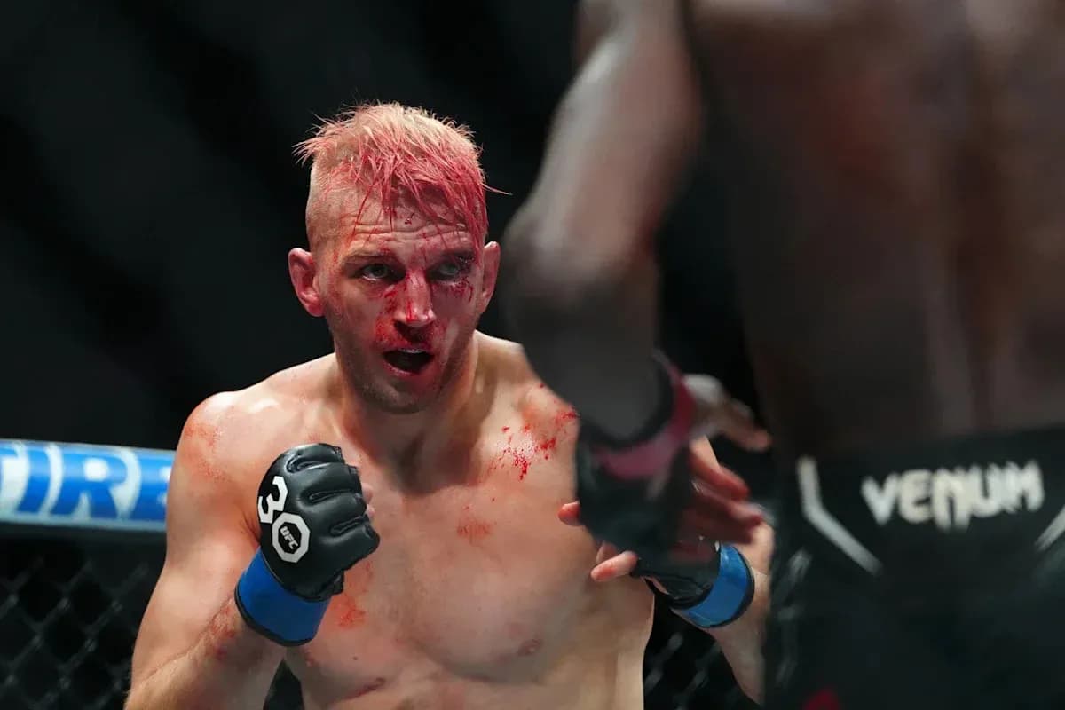 Luchador con sangre en la cara durante combate