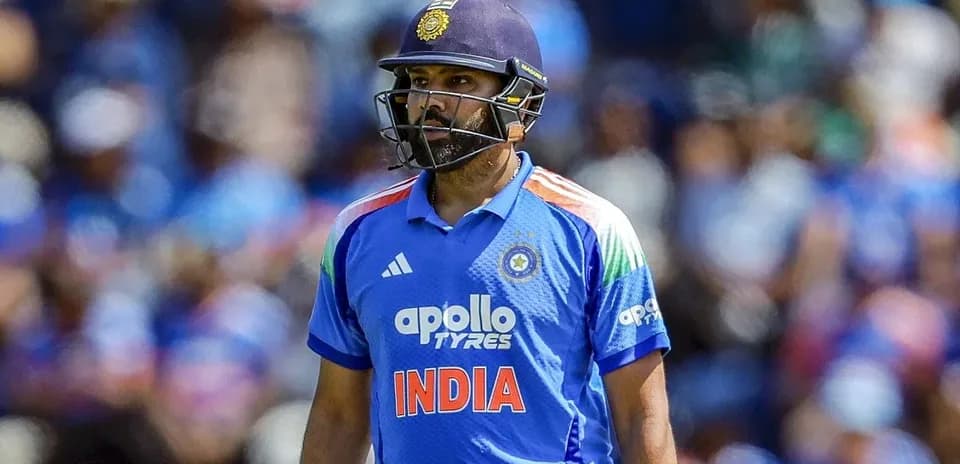 Jugador de cricket de India en uniforme durante partido