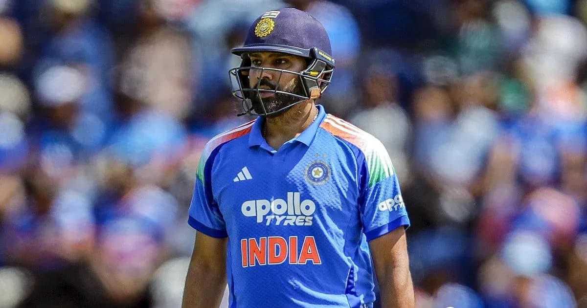 Jugador de cricket de India en uniforme durante partido
