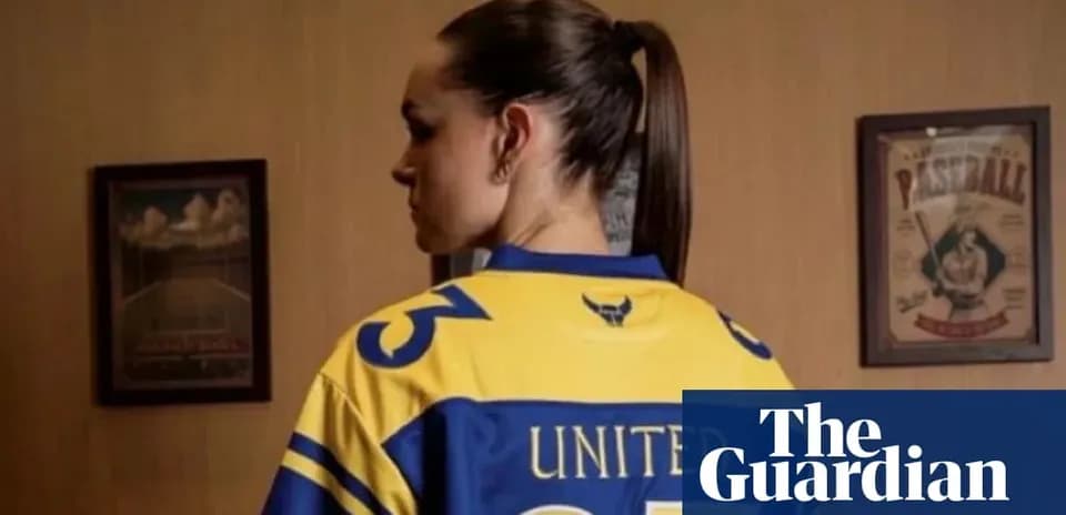 Mujer de espaldas con camiseta amarilla y azul
