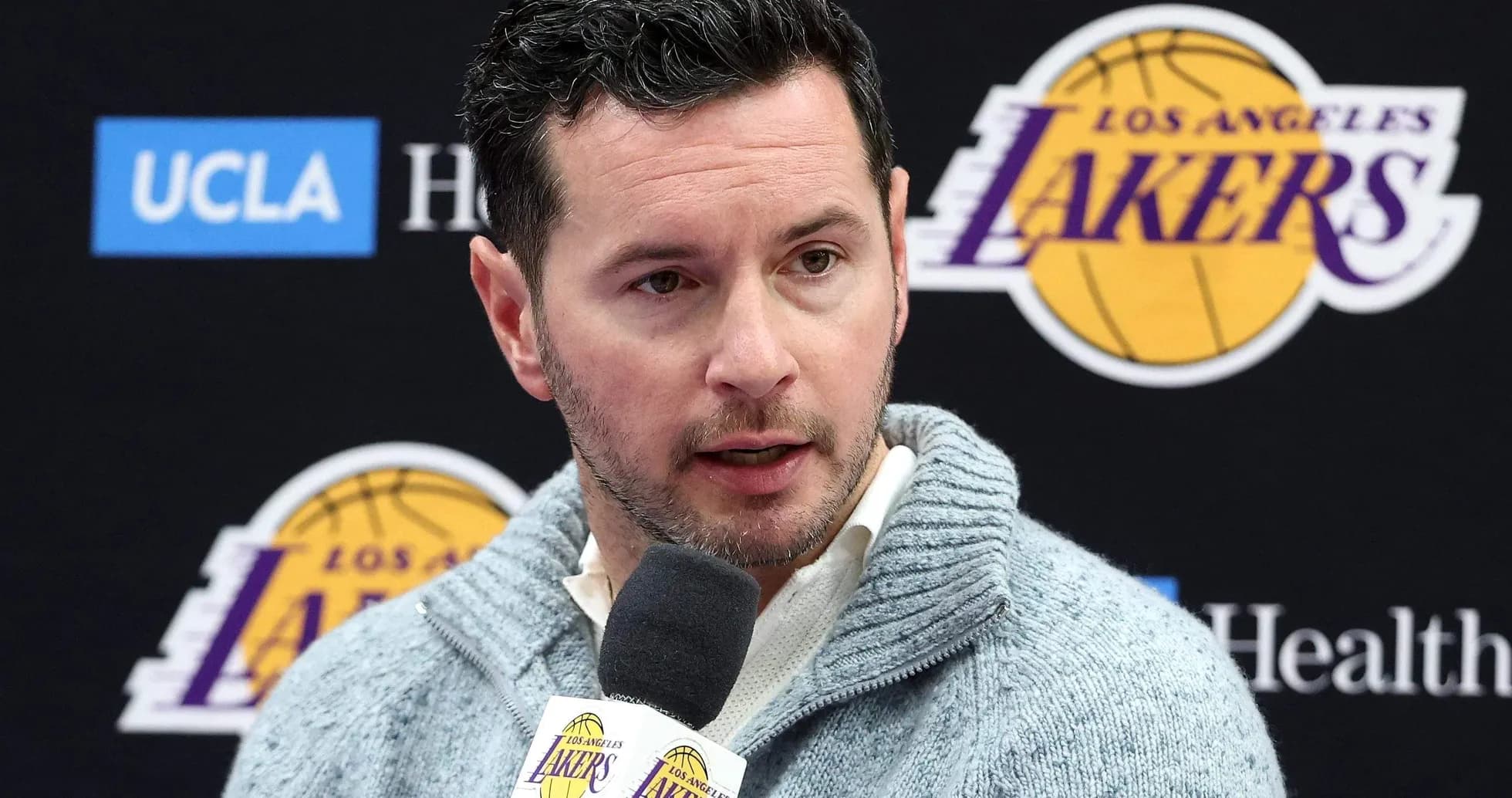 Representante de Los Angeles Lakers en conferencia de prensa