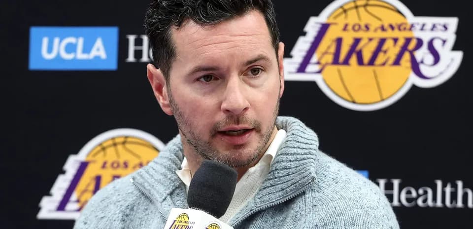 Representante de Los Angeles Lakers en conferencia de prensa