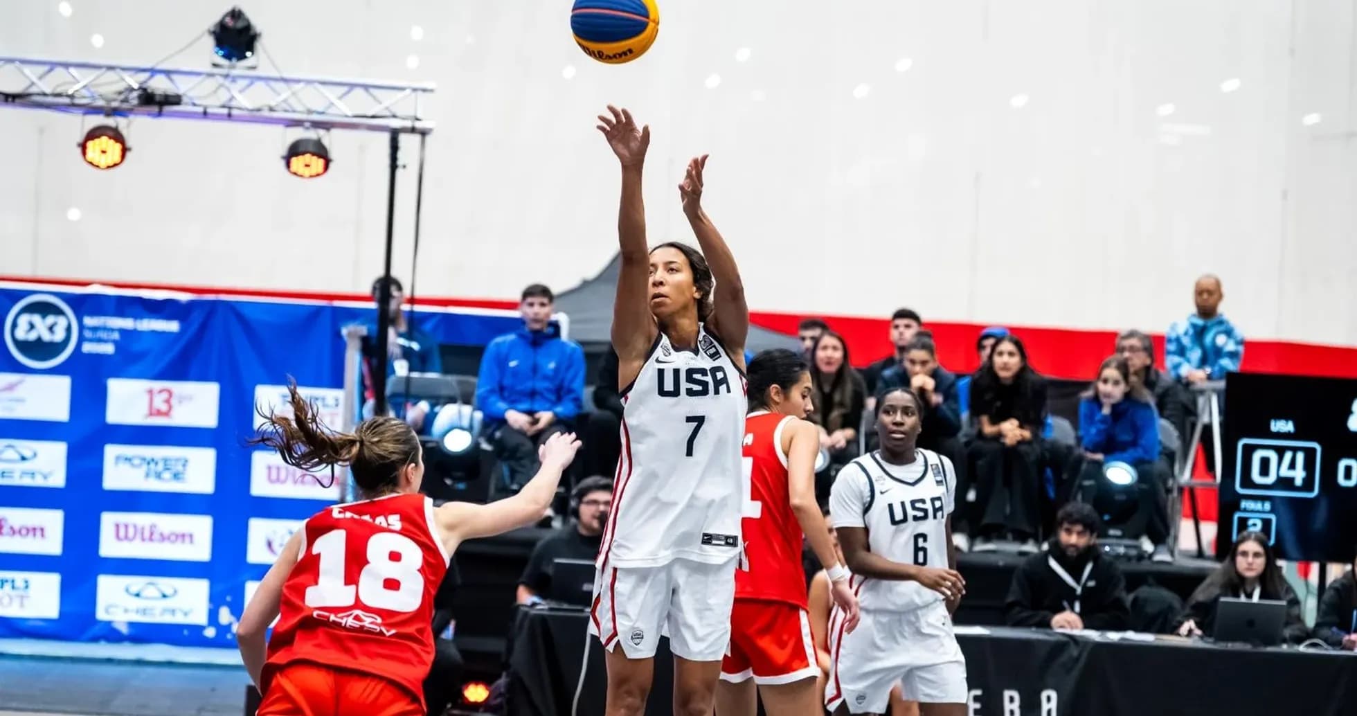 Jugadora de USA lanzando balón en partido de baloncesto