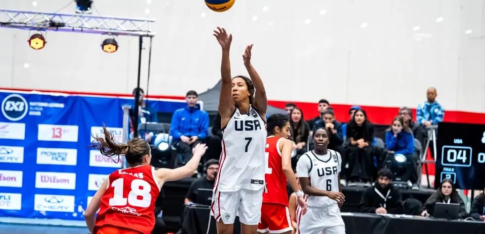 Jugadora de USA lanzando balón en partido de baloncesto