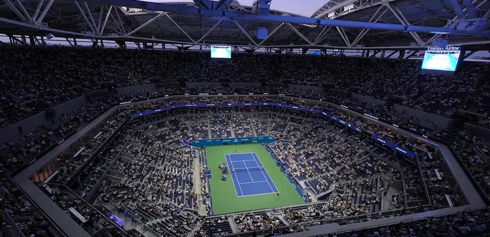 Estadio con espectadores durante partido de tenis