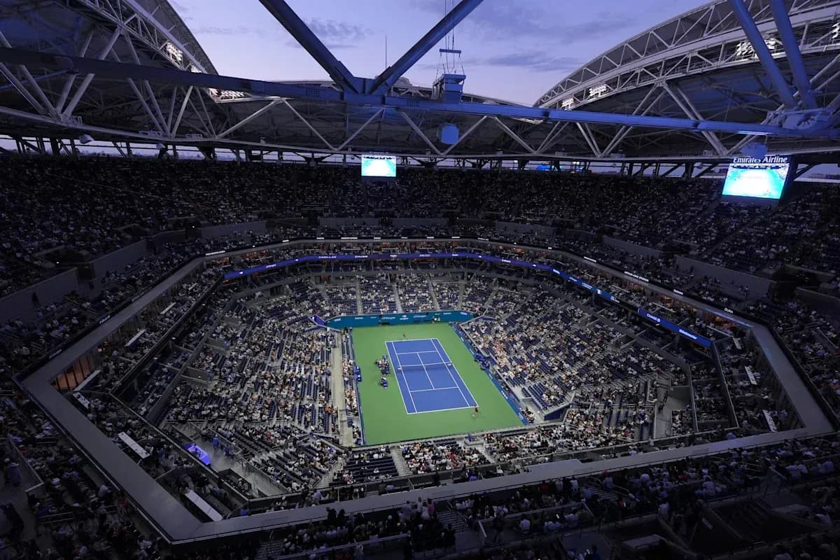 Estadio con espectadores durante partido de tenis