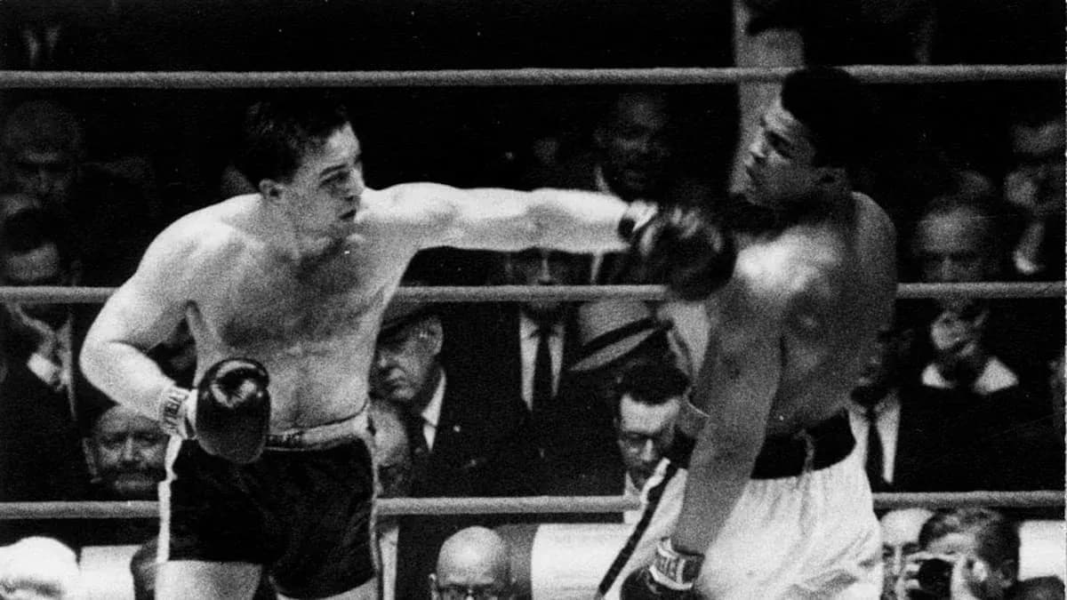 Boxeador lanzando un golpe en el ring
