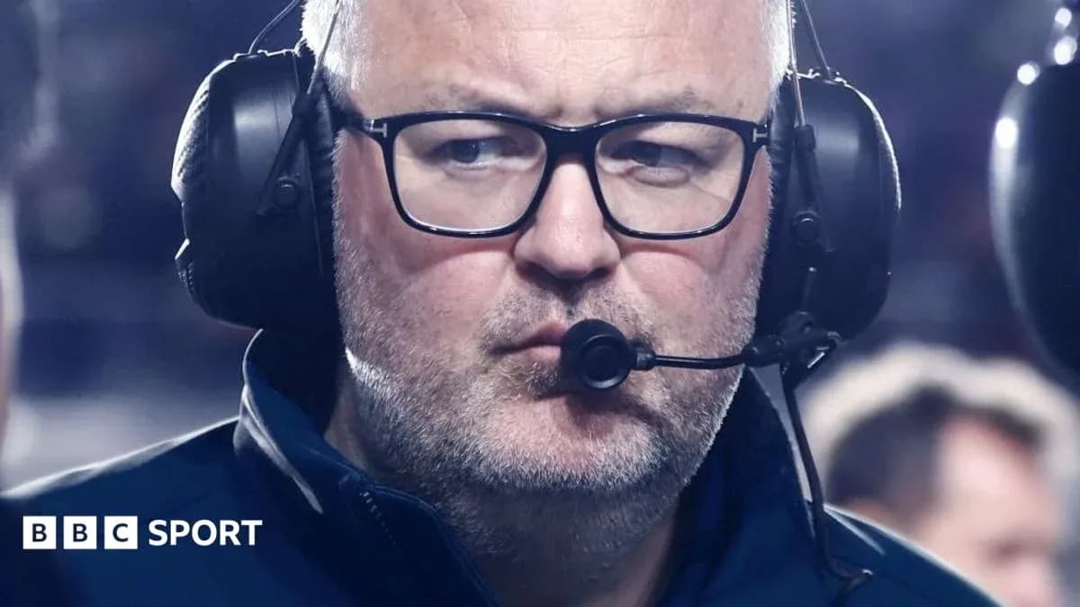 Hombre con auriculares en el banquillo durante el partido