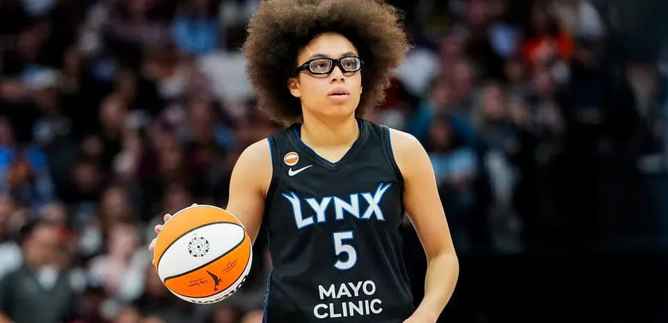 Jugadora de Lynx sosteniendo balón en partido