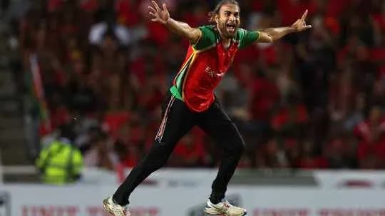 Jugador celebrando un wicket en partido de cricket
