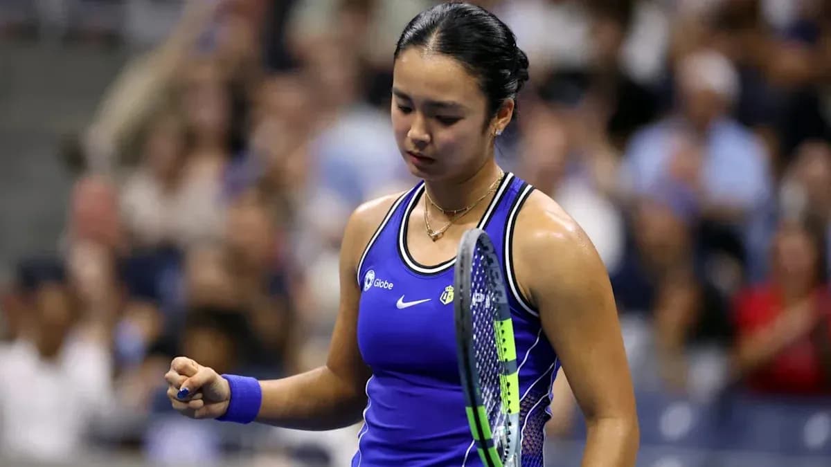 Jugadora de tenis levantando el puño en la cancha