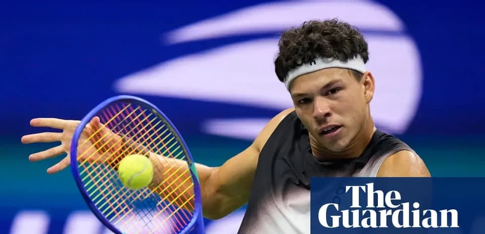 Jugador de tenis golpeando una pelota durante un partido