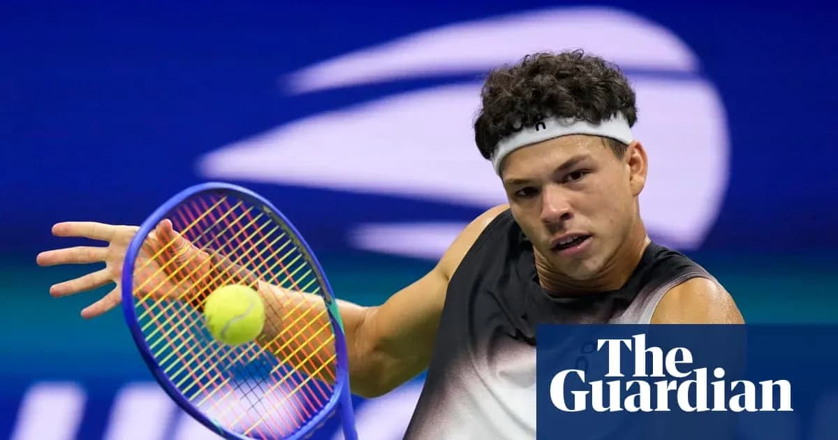 Jugador de tenis golpeando una pelota durante un partido