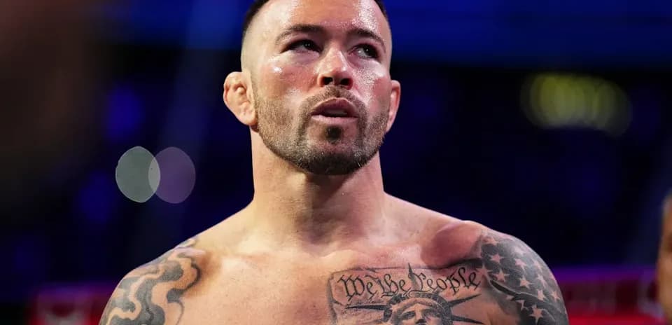 Luchador en el ring con tatuajes visibles