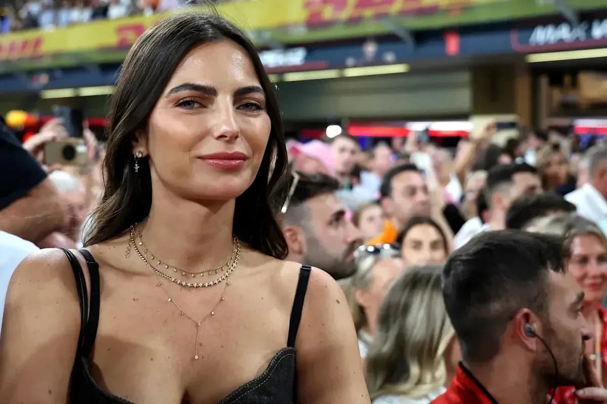 Mujer sonriendo entre la multitud en un evento