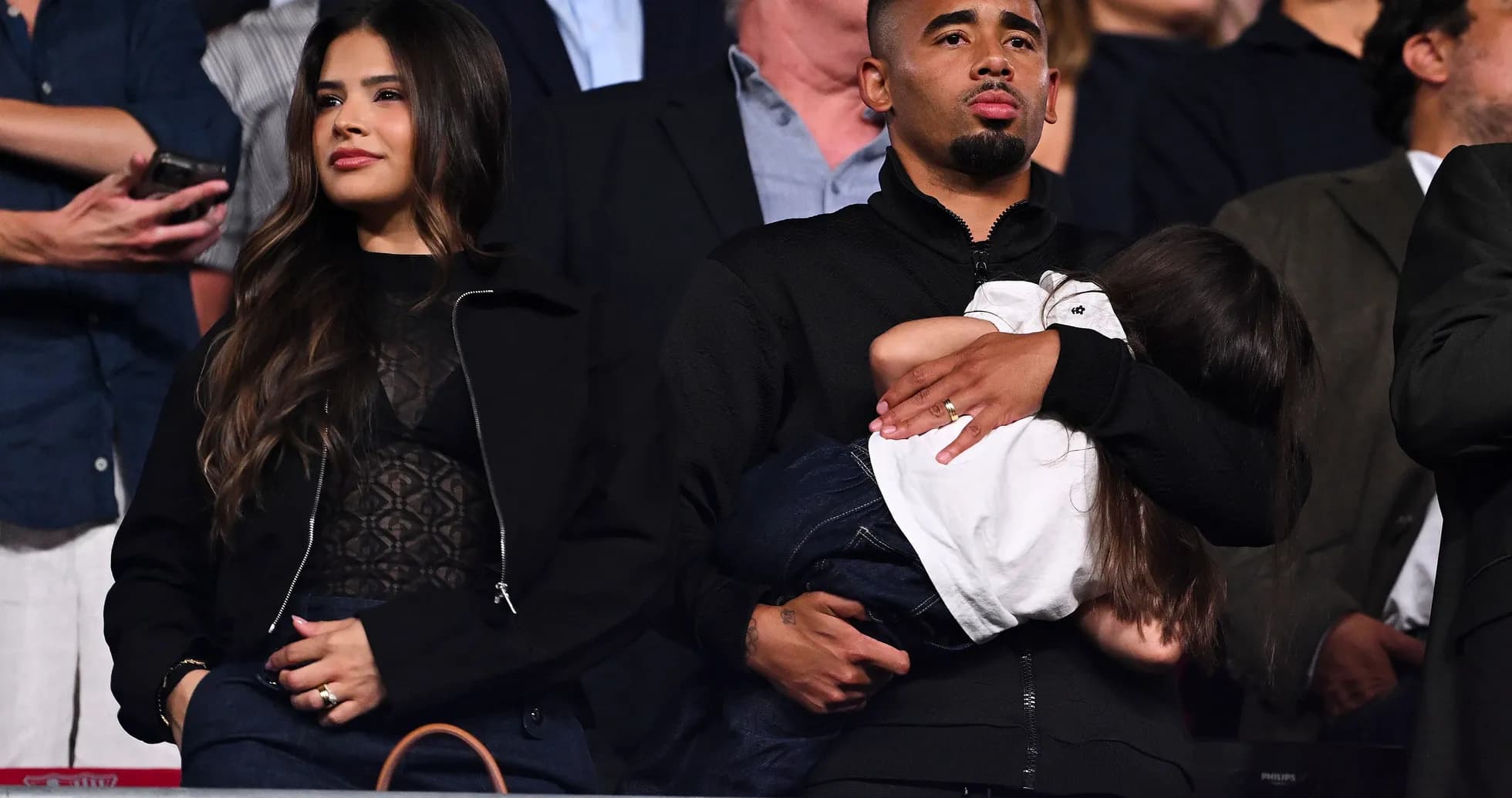 Pareja y niño en un evento deportivo