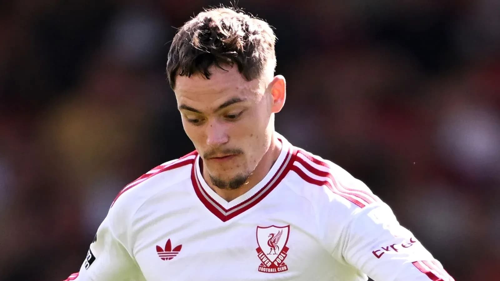 Jugador de Liverpool en acción durante un partido