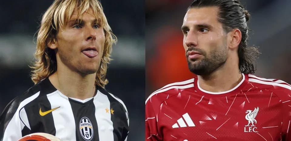 Jugadores de fútbol en uniformes de Juventus y Liverpool