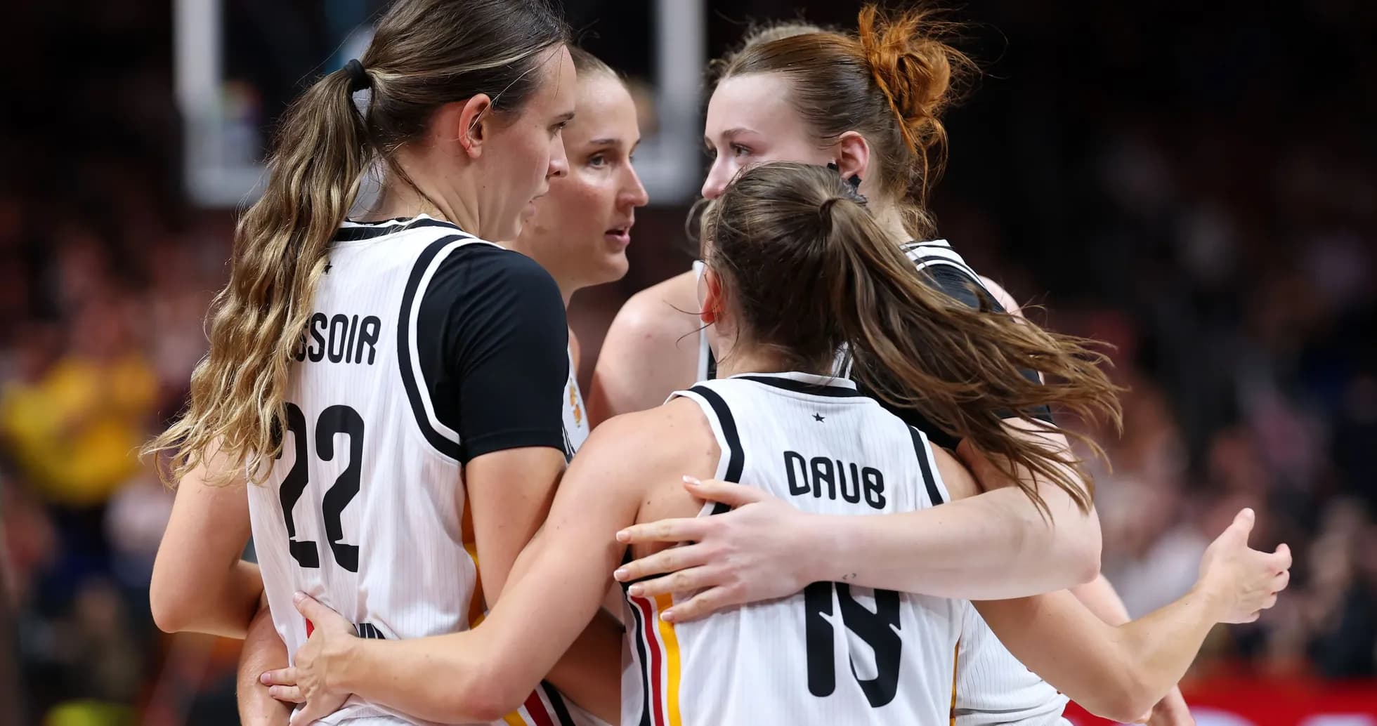 Jugadoras de baloncesto celebrando en grupo