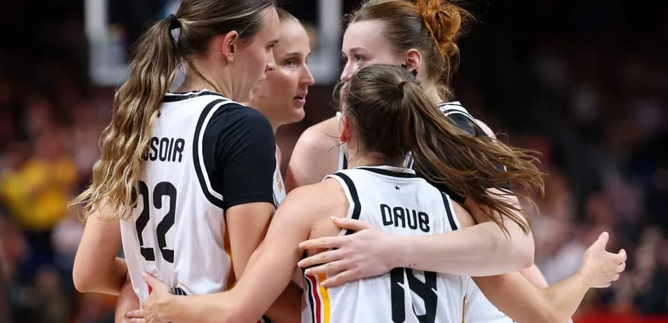 Jugadoras de baloncesto celebrando en grupo