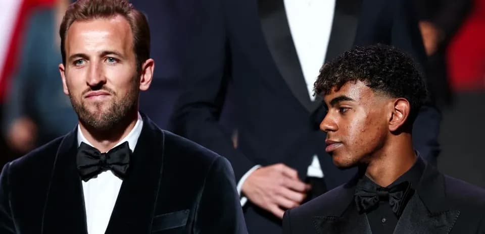 Dos jugadores en un evento formal, uno con traje oscuro