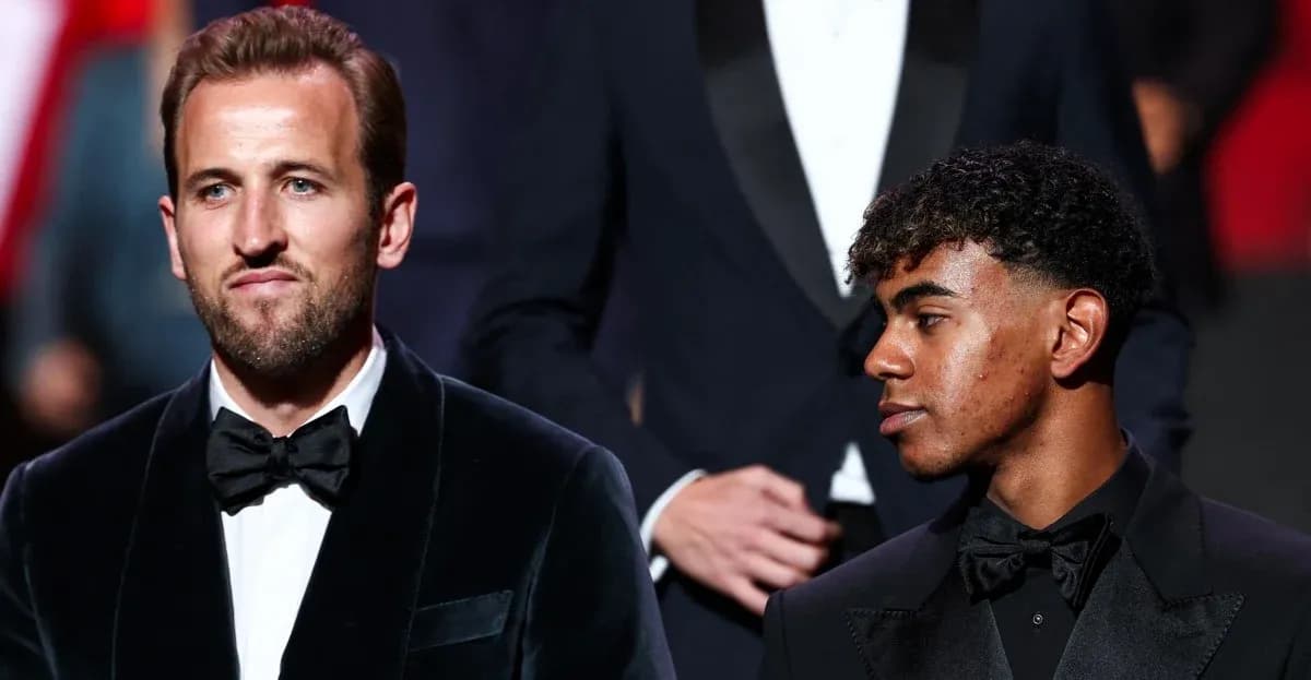 Dos jugadores en un evento formal, uno con traje oscuro