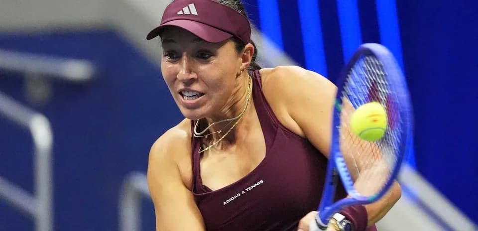 Jugadora de tenis golpeando la pelota en partido
