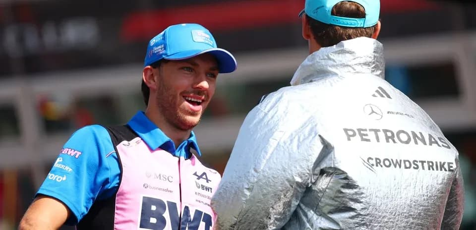 Piloto conversando en el paddock de la carrera