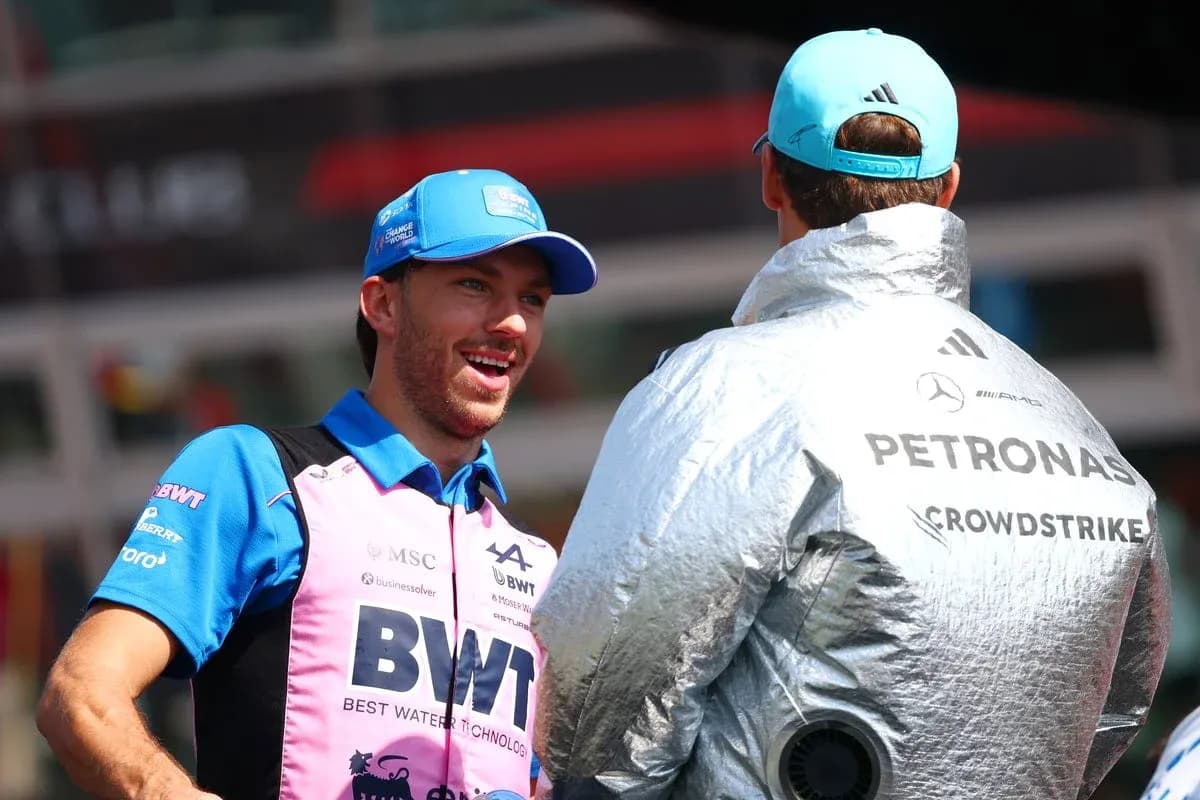 Piloto conversando en el paddock de la carrera