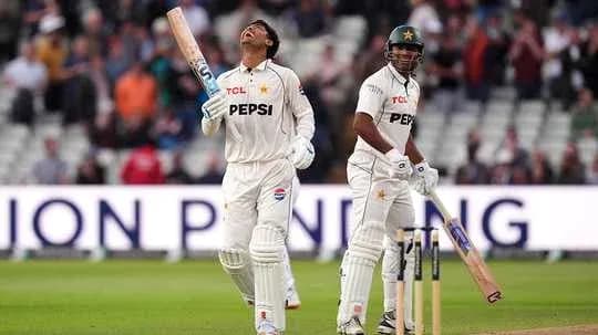 Bateadores de cricket celebrando en el campo