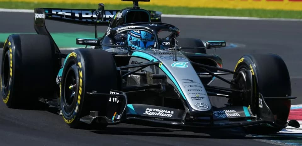 Coche de Fórmula 1 en curva durante carrera
