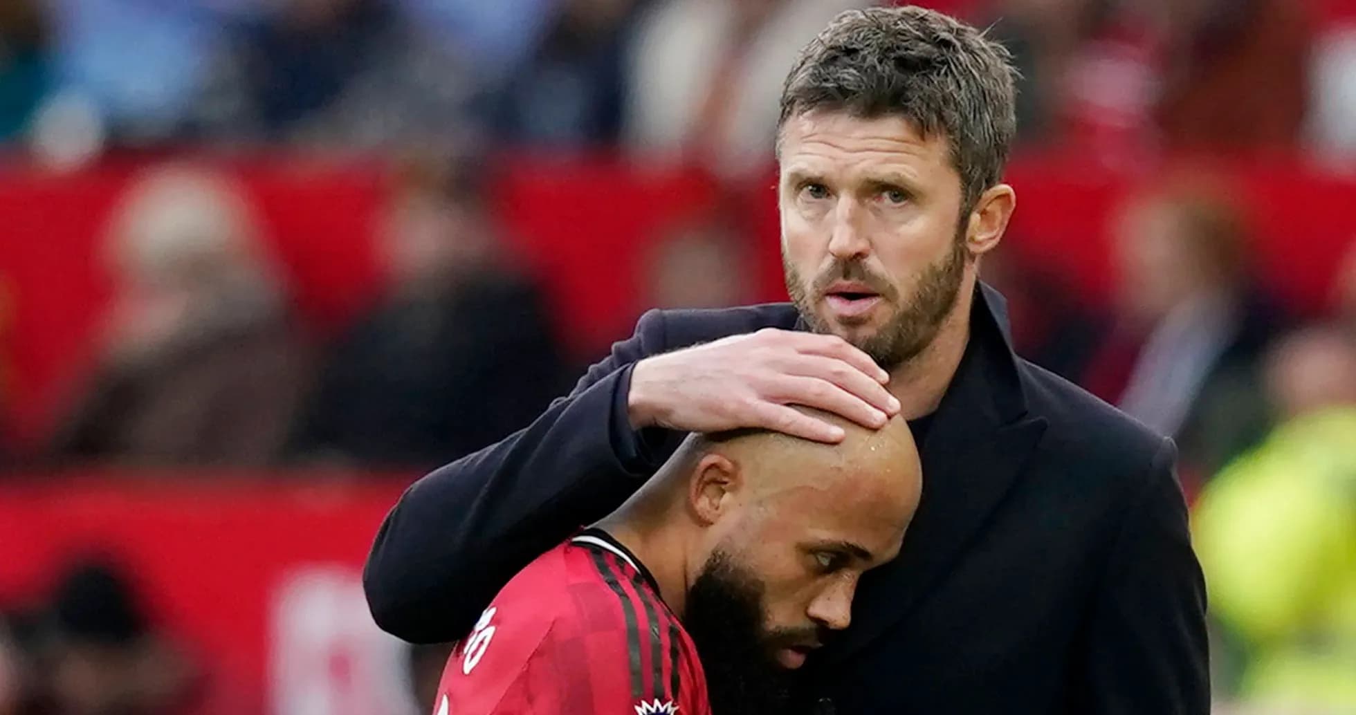 Entrenador consolando a jugador en el banquillo