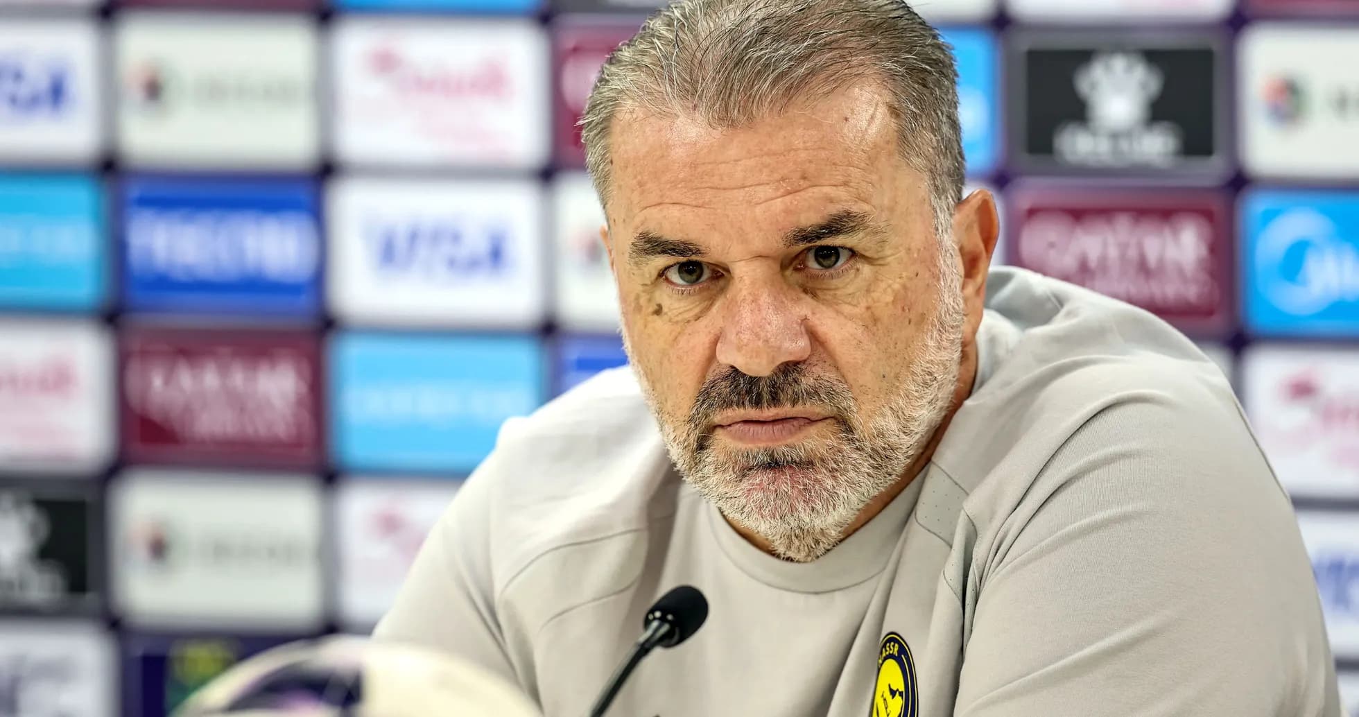 Entrenador en rueda de prensa con micrófono