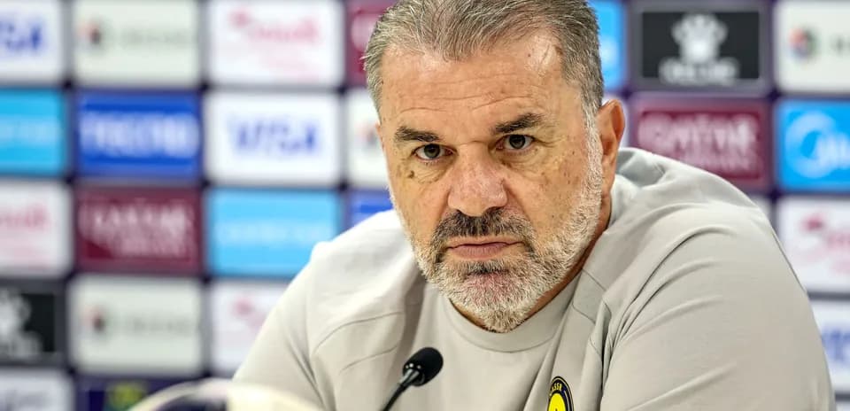 Entrenador en rueda de prensa con micrófono