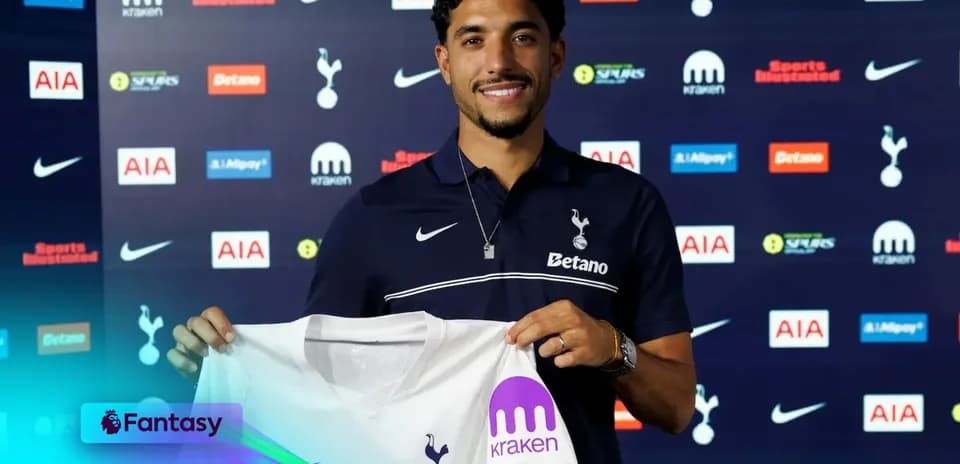 Jugador de Tottenham sosteniendo camiseta en presentación