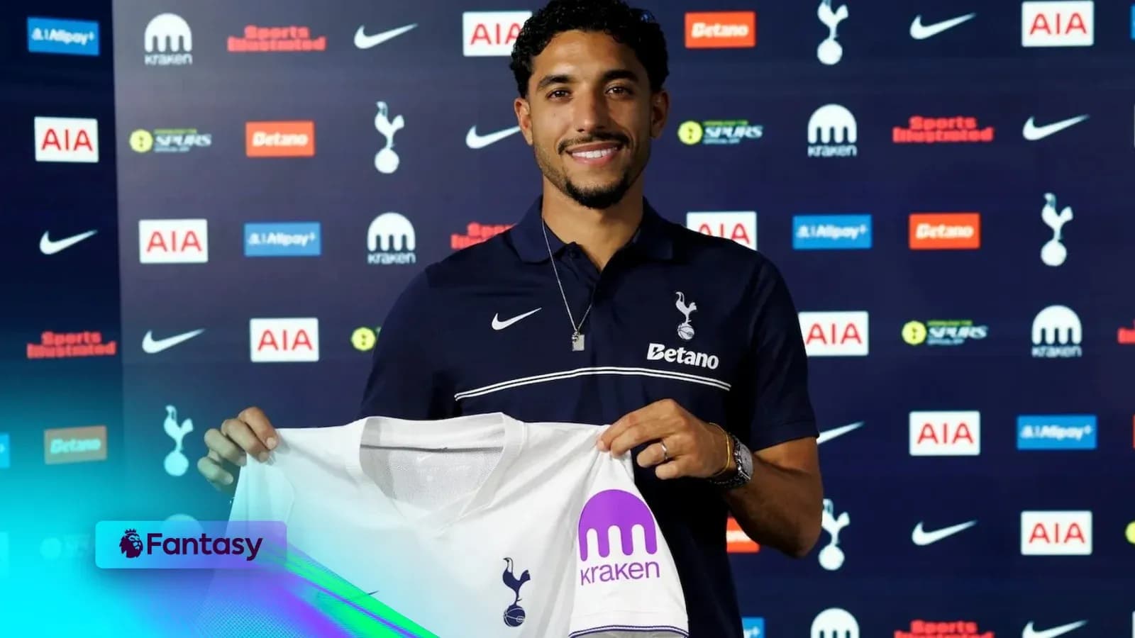 Jugador de Tottenham sosteniendo camiseta en presentación