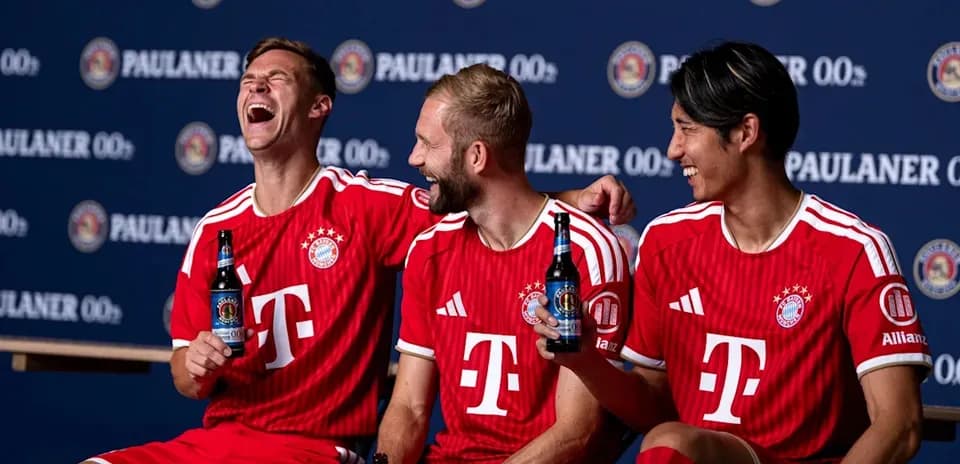 Tres jugadores de Bayern Múnich posando con cervezas