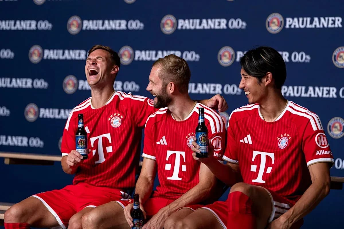Tres jugadores de Bayern Múnich posando con cervezas