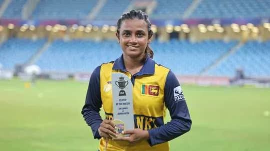 Jugadora de Sri Lanka sosteniendo trofeo de Jugadora del Partido
